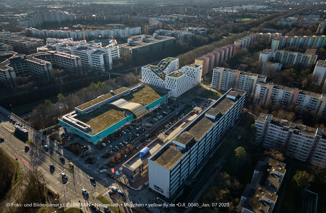 07.01.2023 - Luftbilder vom Plettzentrum mit Montessori Schule in Neuperlach